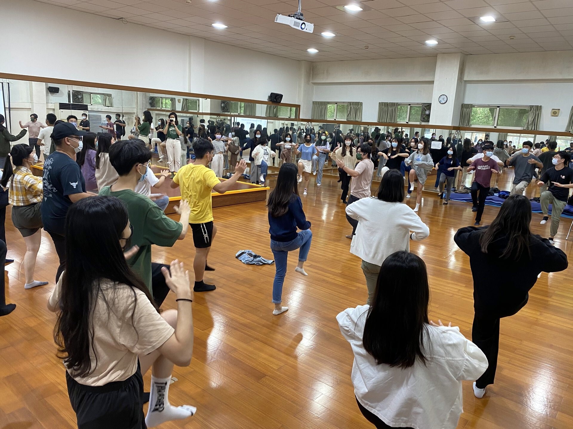 長庚科技大學高齡暨健康照護管理學系劉懋老師帶領學生操作高齡長輩的有氧運動