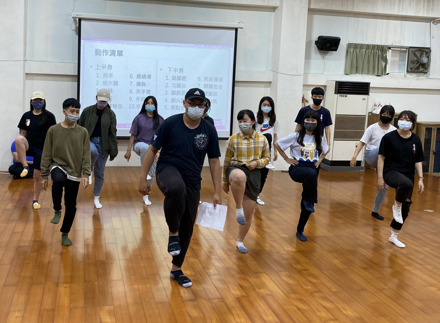 學生團隊示範高齡有氧健身操