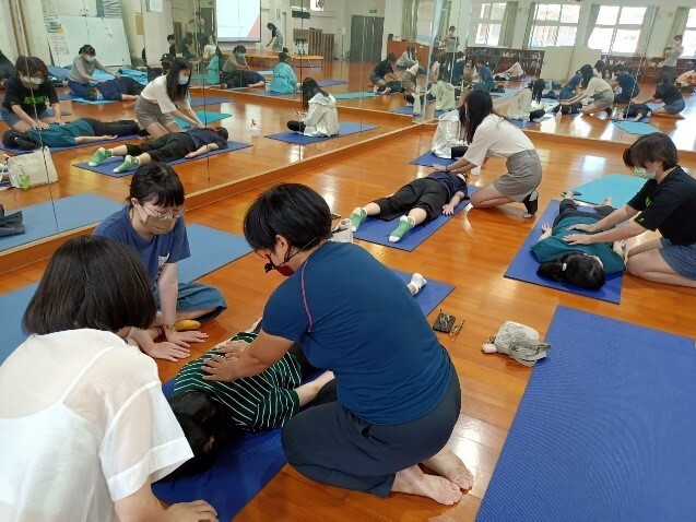 「雅樂舞」雙人放鬆暖身指導。