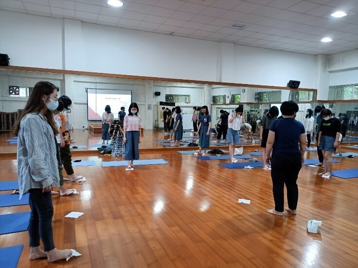 「雅樂舞」末梢力練習(腳夾衛生紙)。