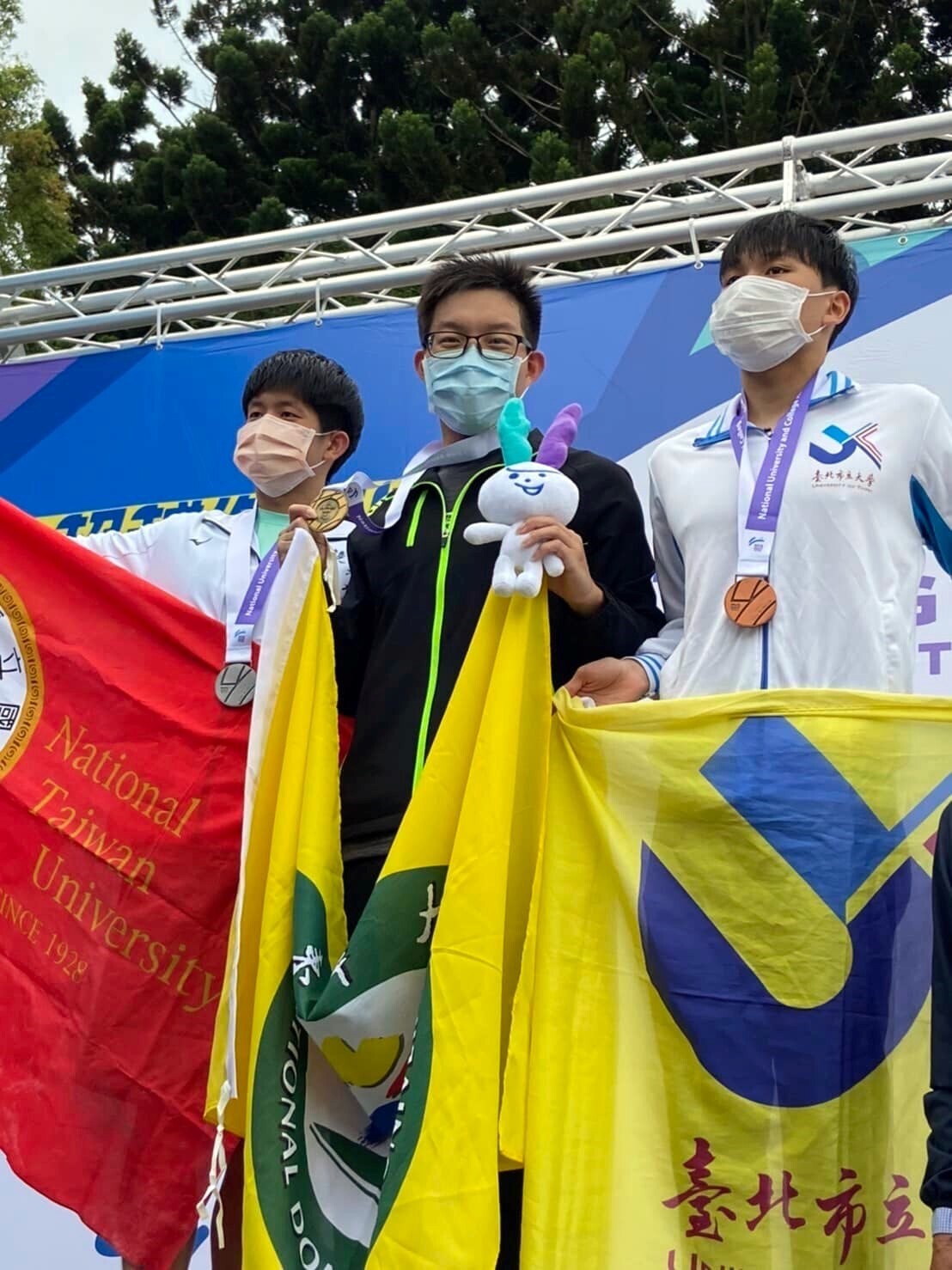 東華大學體育系碩士班黃國庭(中)參加111年全國大專校院運動會游泳公開男生組榮獲3金1銀。