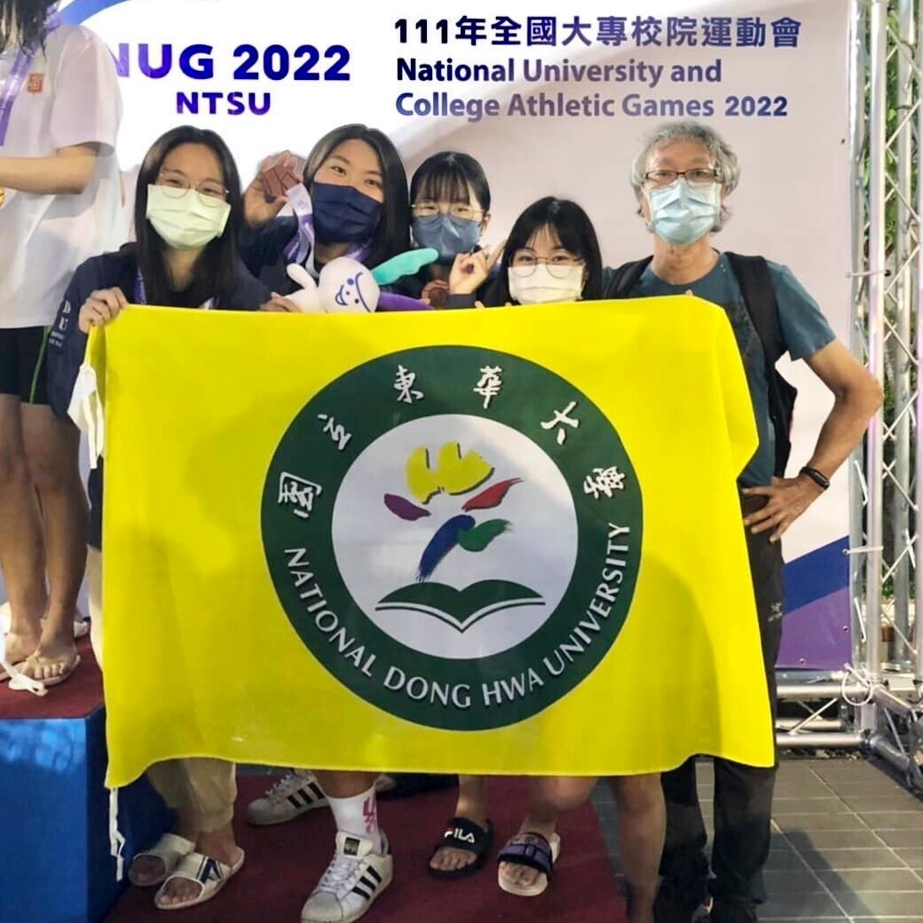 東華大學游泳一般女子組隊員與康振福教練(右)合影。