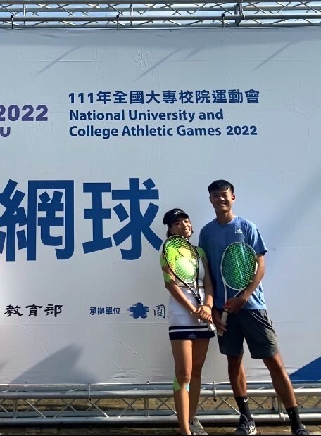 東華大學網球隊-材料系李嘉晉、諮臨系王一芳合照。