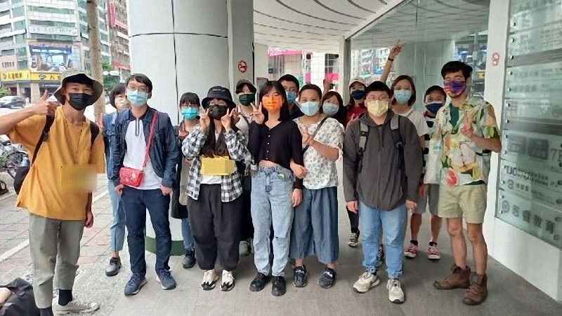 同學們在臺北同志諮詢熱線大樓下集合留影紀念。