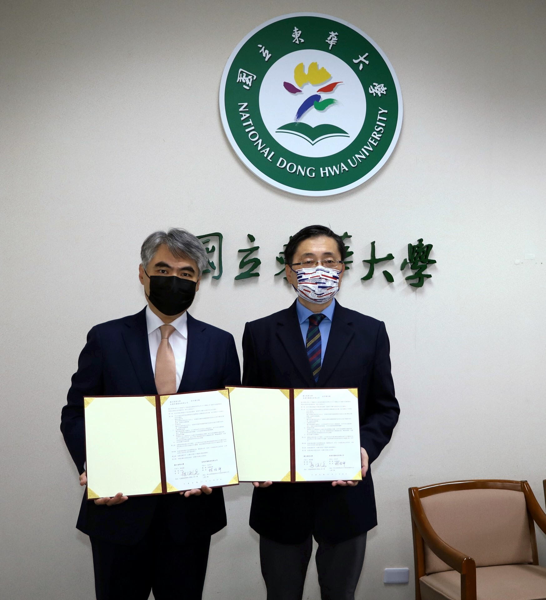 東華大學與友達光電合作備忘錄簽署,由校長趙涵㨗及林恬宇副總經理代表簽署。