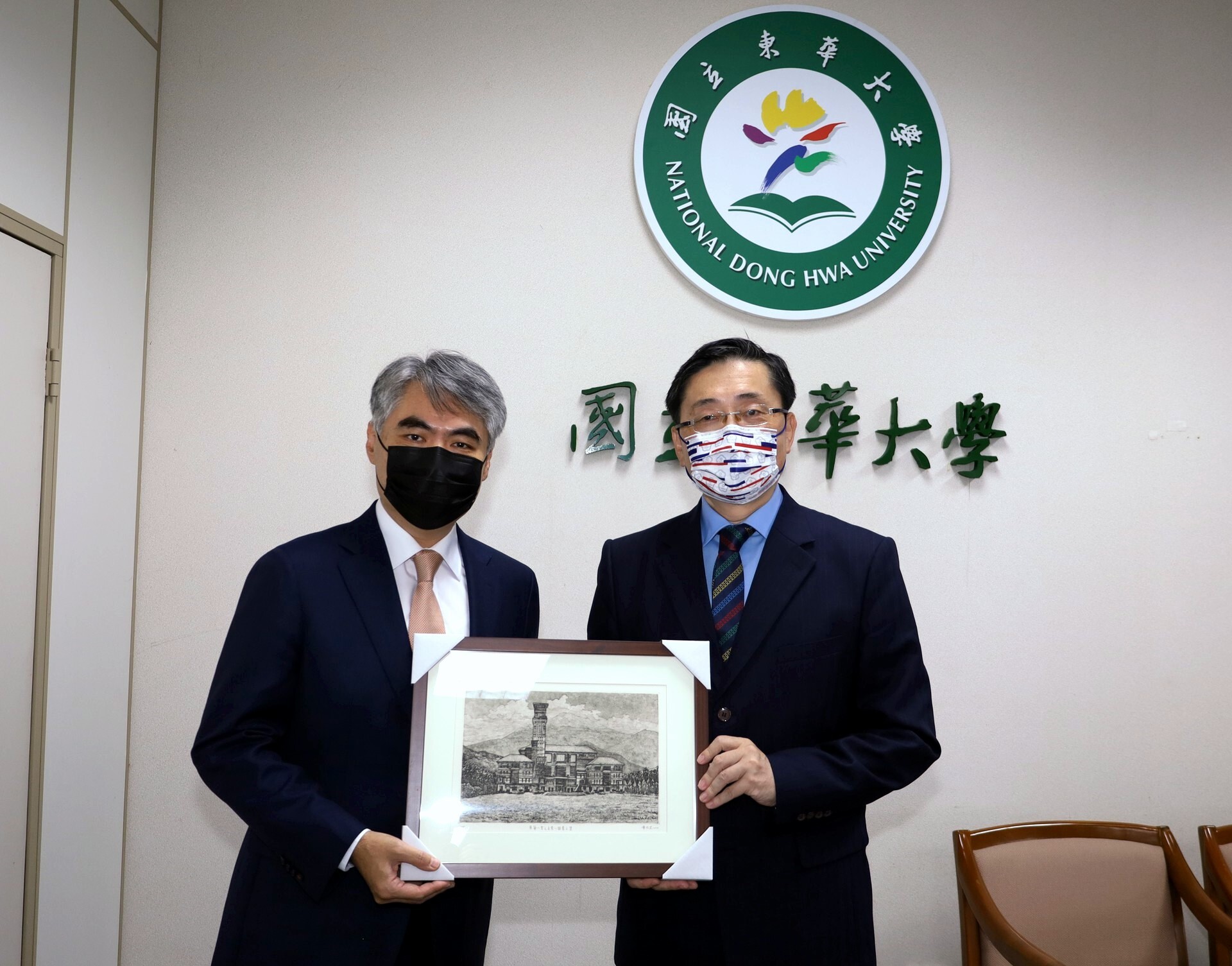 東華大學校長趙涵㨗致贈林恬宇副總經理紀念品