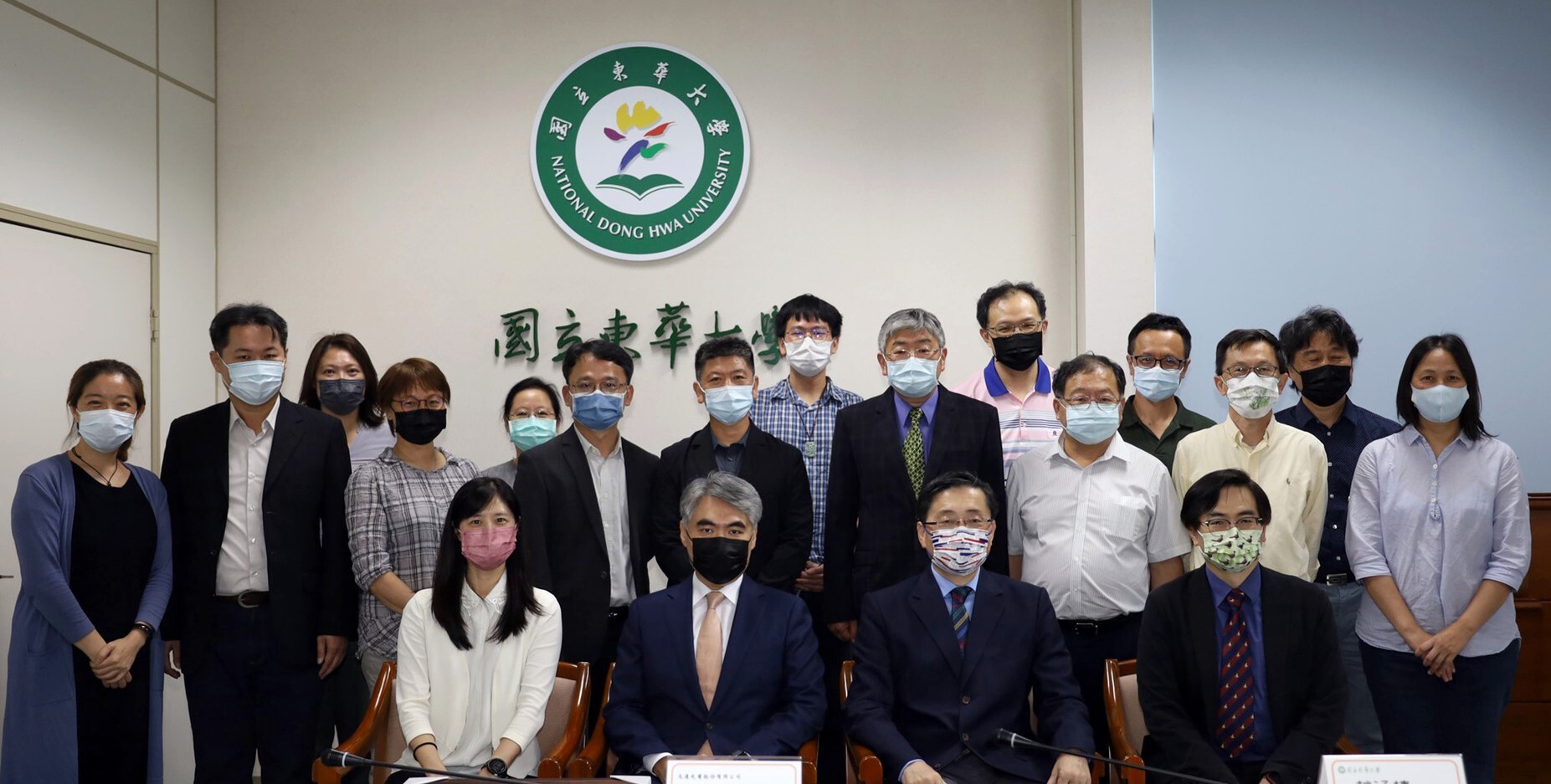 參與東華大學與友達光電合作備忘錄簽署儀式貴賓合影