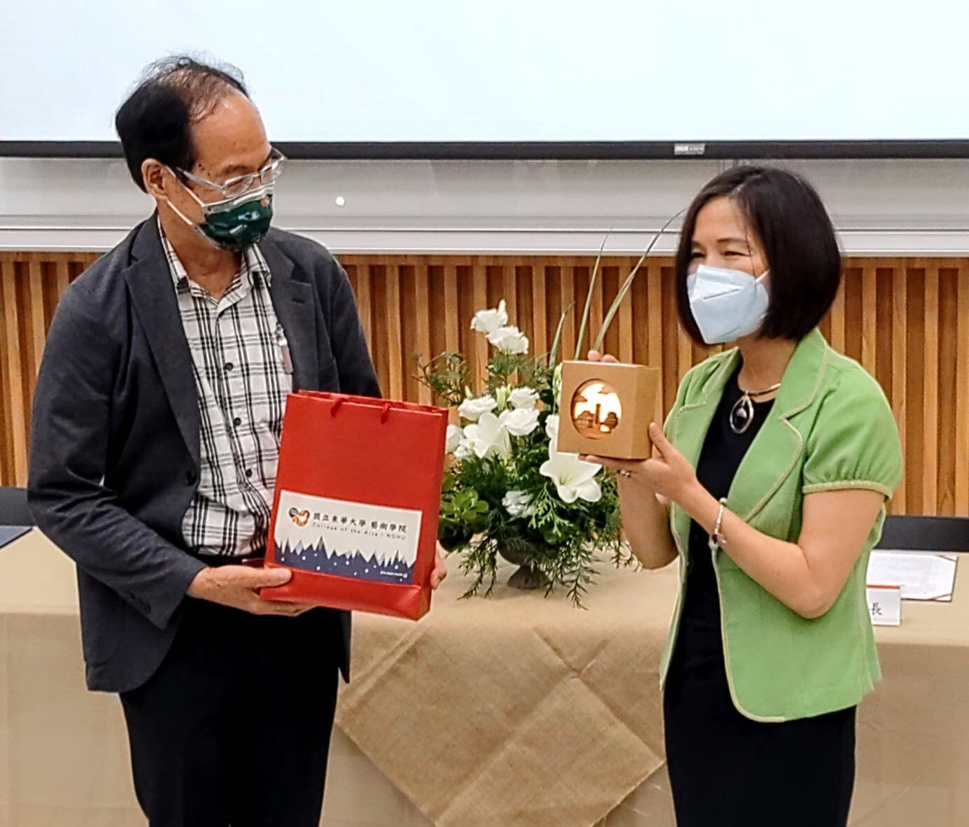 東華藝術學院徐秀菊院長展示致贈國立科學工藝博物館陳訓祥館長紀念品。