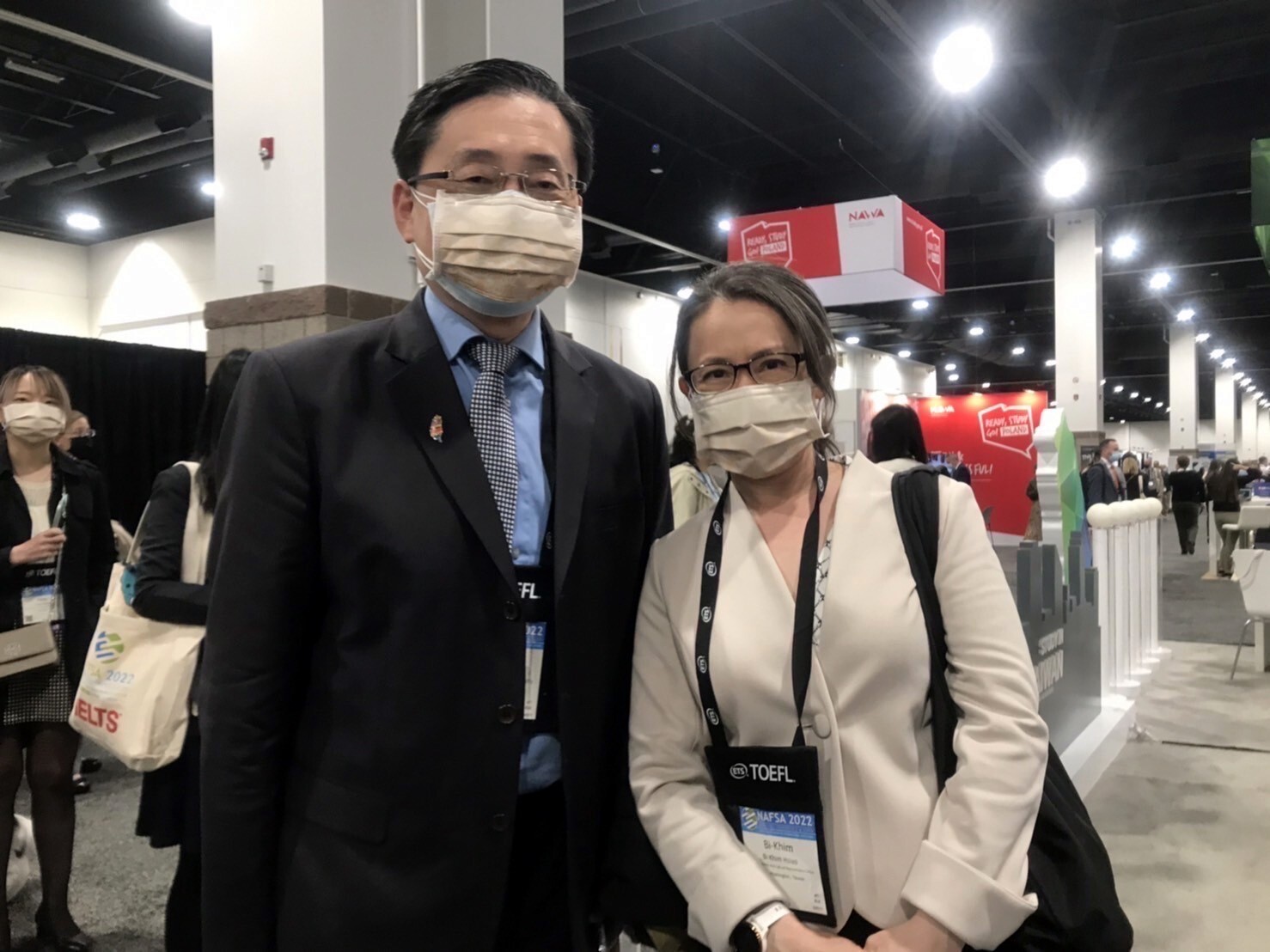 駐美國臺北經濟文化代表處蕭美琴大使與趙涵㨗校長於年會合照