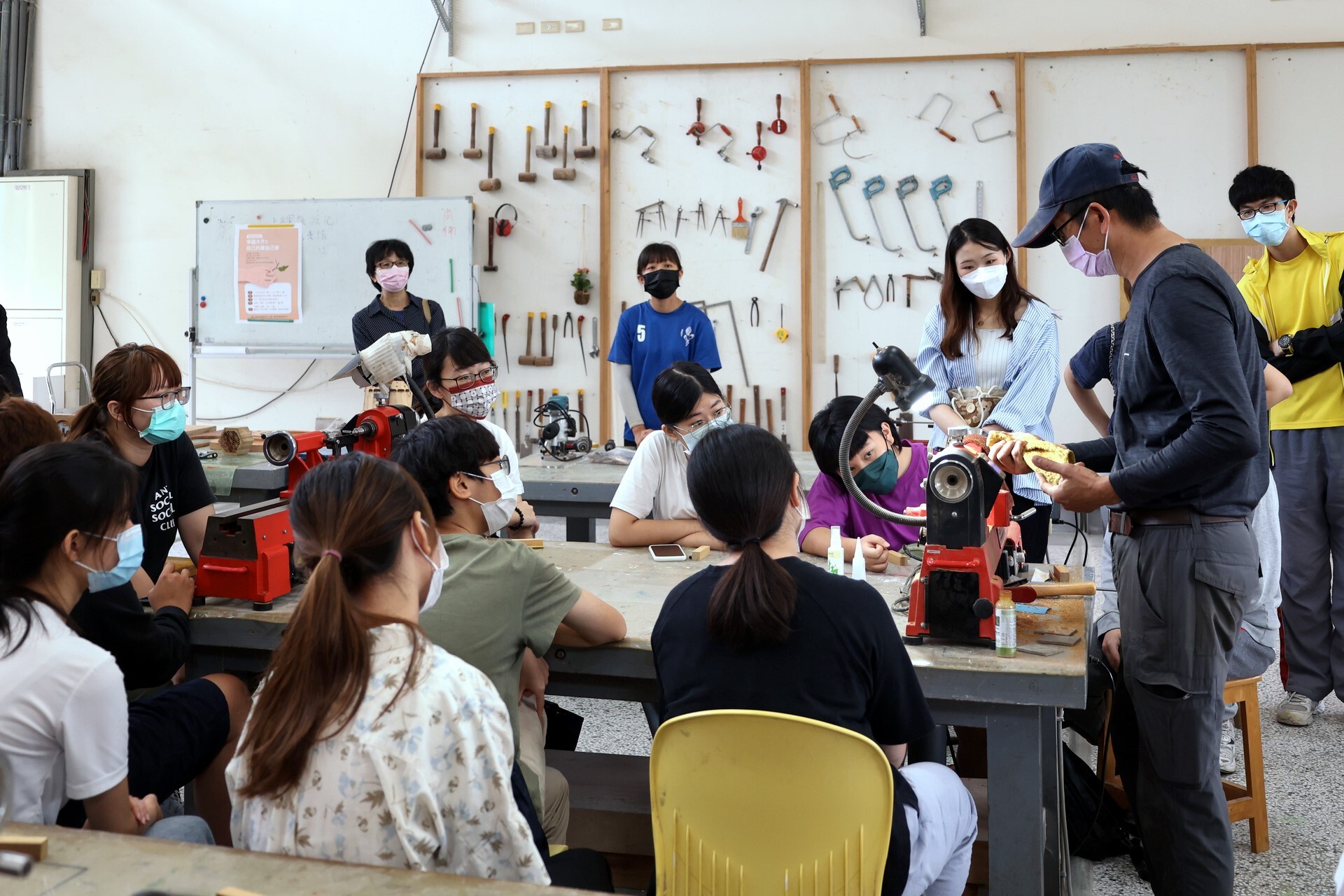 「幸福木作」工作坊黃福康老師向同學講解製作過程