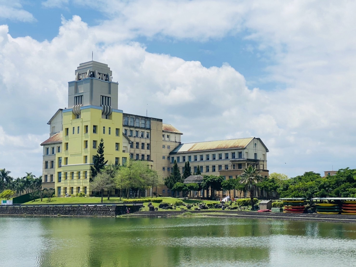 東華大學嶄新外觀之行政大樓與東湖相輝映。