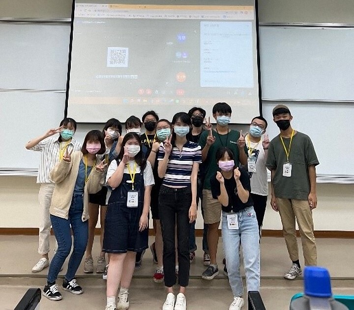 《UniVlog,我與我的youtuber旅程》講師於活動結束後,與現場新航之舟同學們合影。