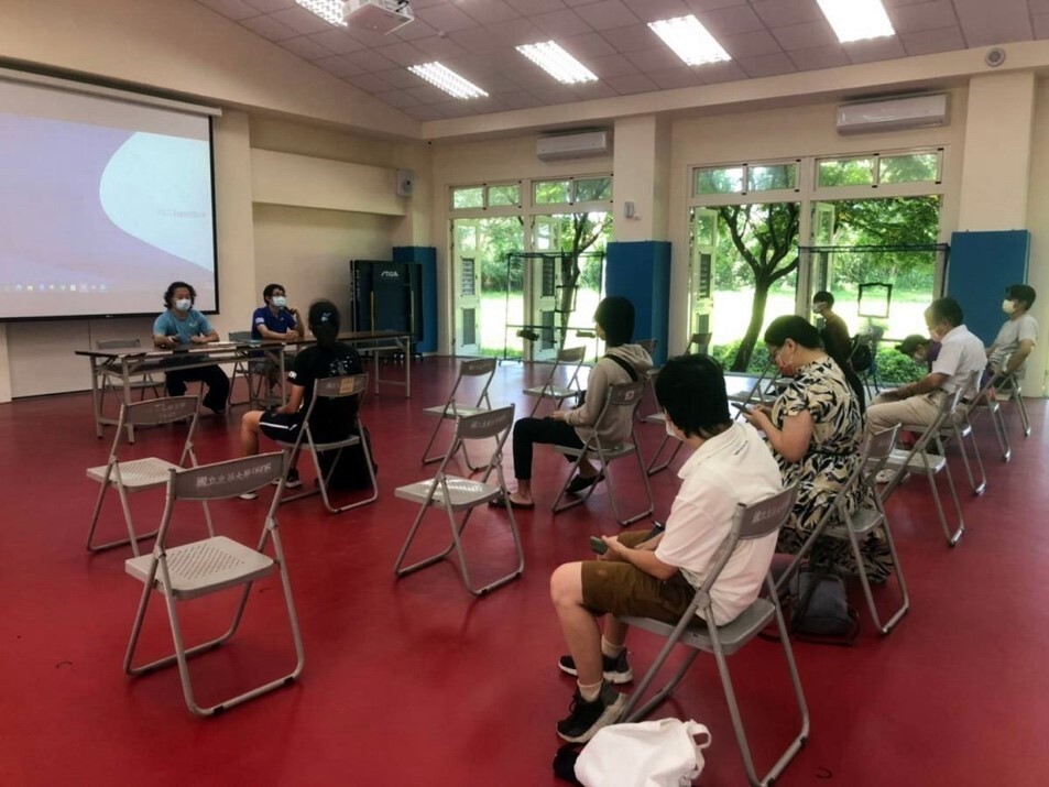 體育中心楊昌斌主任、陳孝夫副主任向學生說明近期推動事項,並回應現場同學提問。