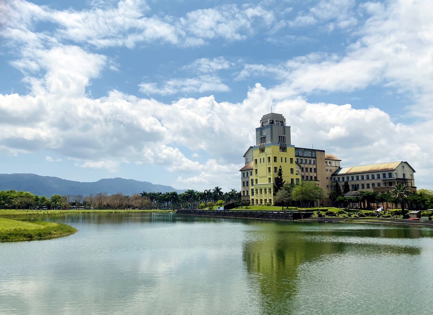 東華大學換新裝之行政大樓與東湖相互輝映。