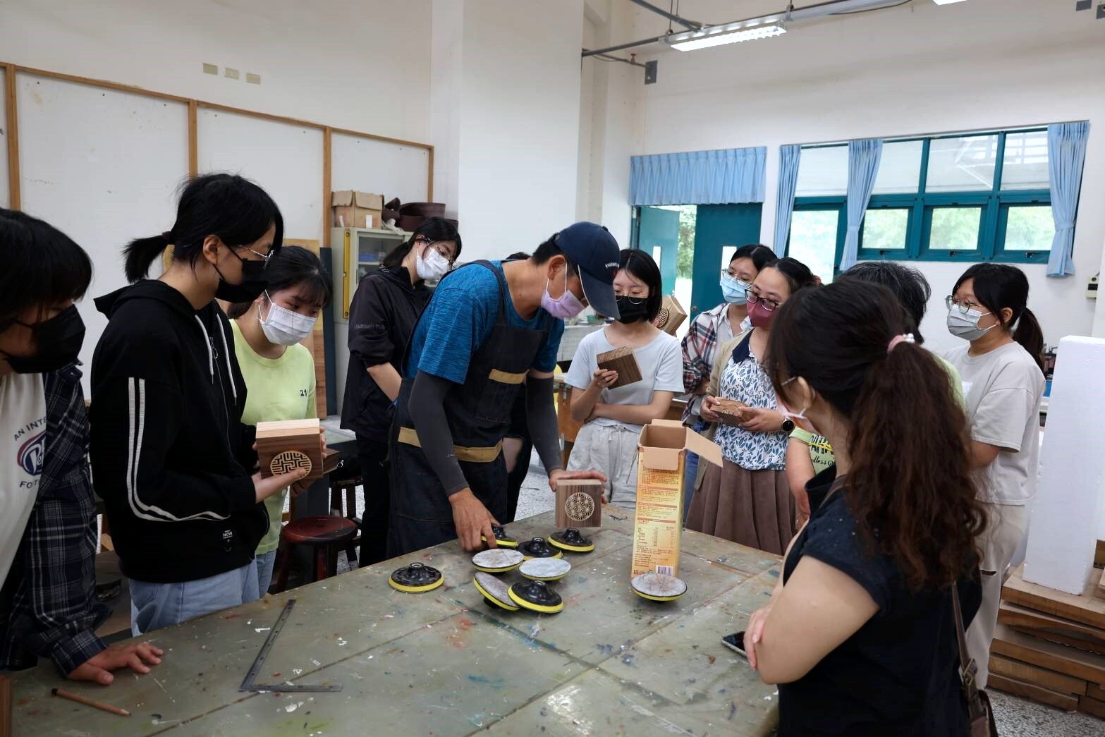 黃福康老師講解木作小燈製作步驟並示範打磨木頭要領。