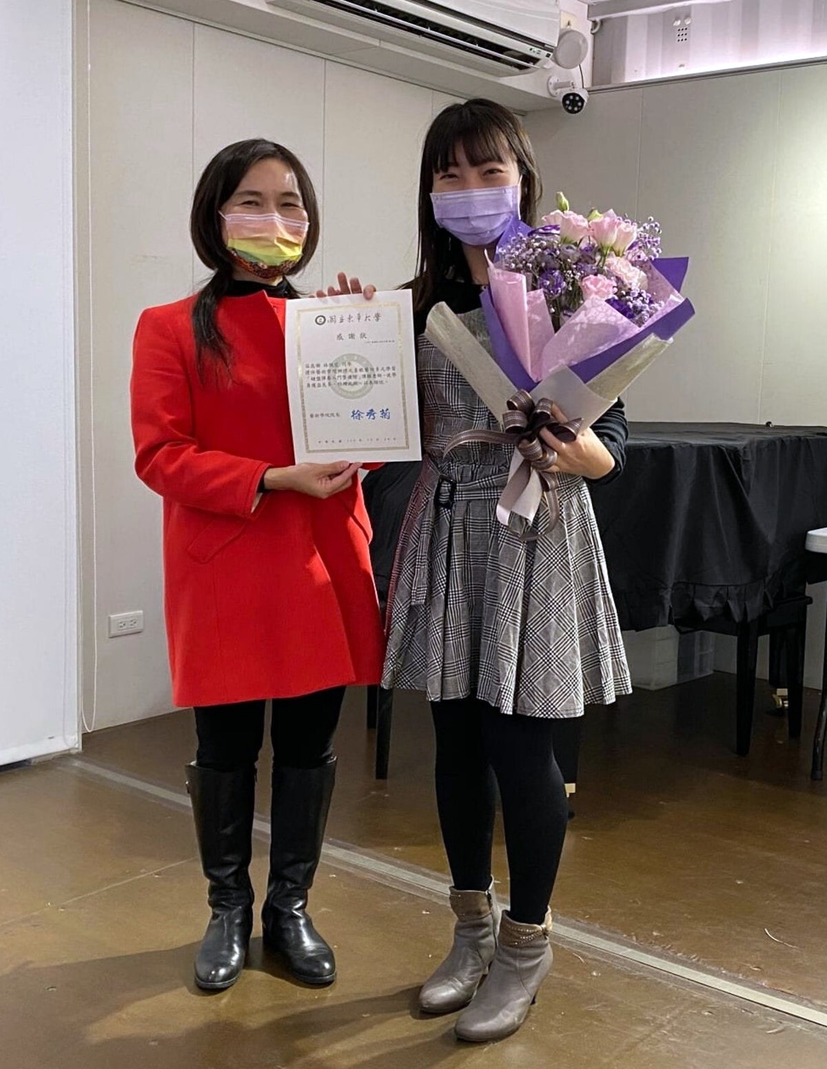 藝術學院徐秀菊院長與音樂碩士畢業生林佩萱於USR青銀藝術課程成果發表暨結業式合照。