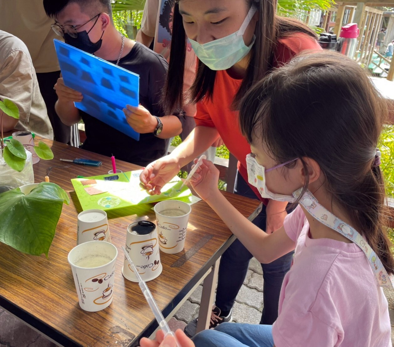 小朋友在「蓮葉效應」關卡中進行奈米碳黑滴水實驗