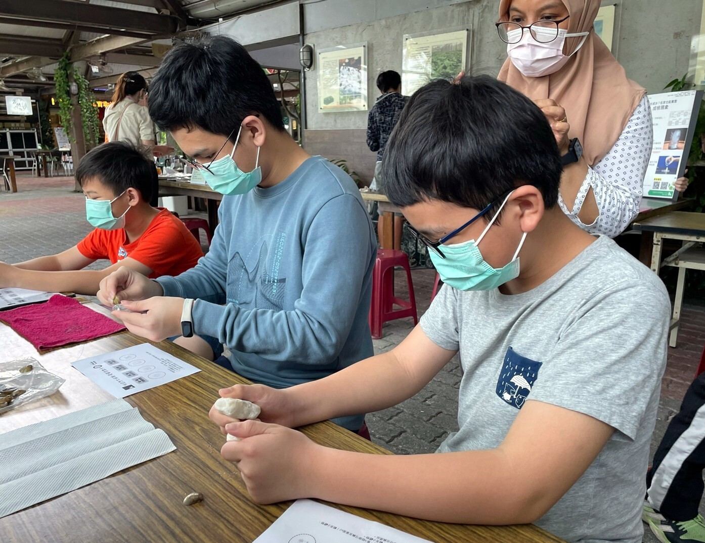 小朋友在「貝殼效應」關卡中利用礦物與蜆殼摩擦瞭解實驗原理