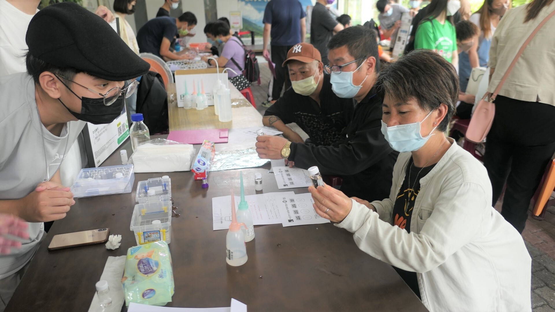 「天氣瓶」關主與民眾解釋成核現象的原理