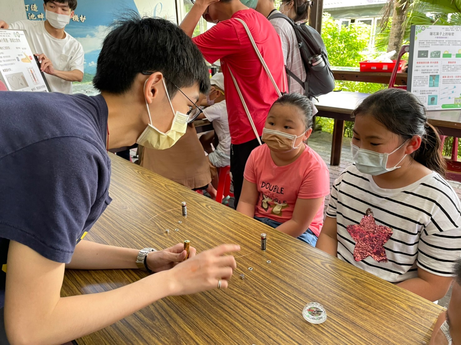 「轉轉小馬達」關主向小朋友說明如何利用電池與磁鐵製作簡易馬達