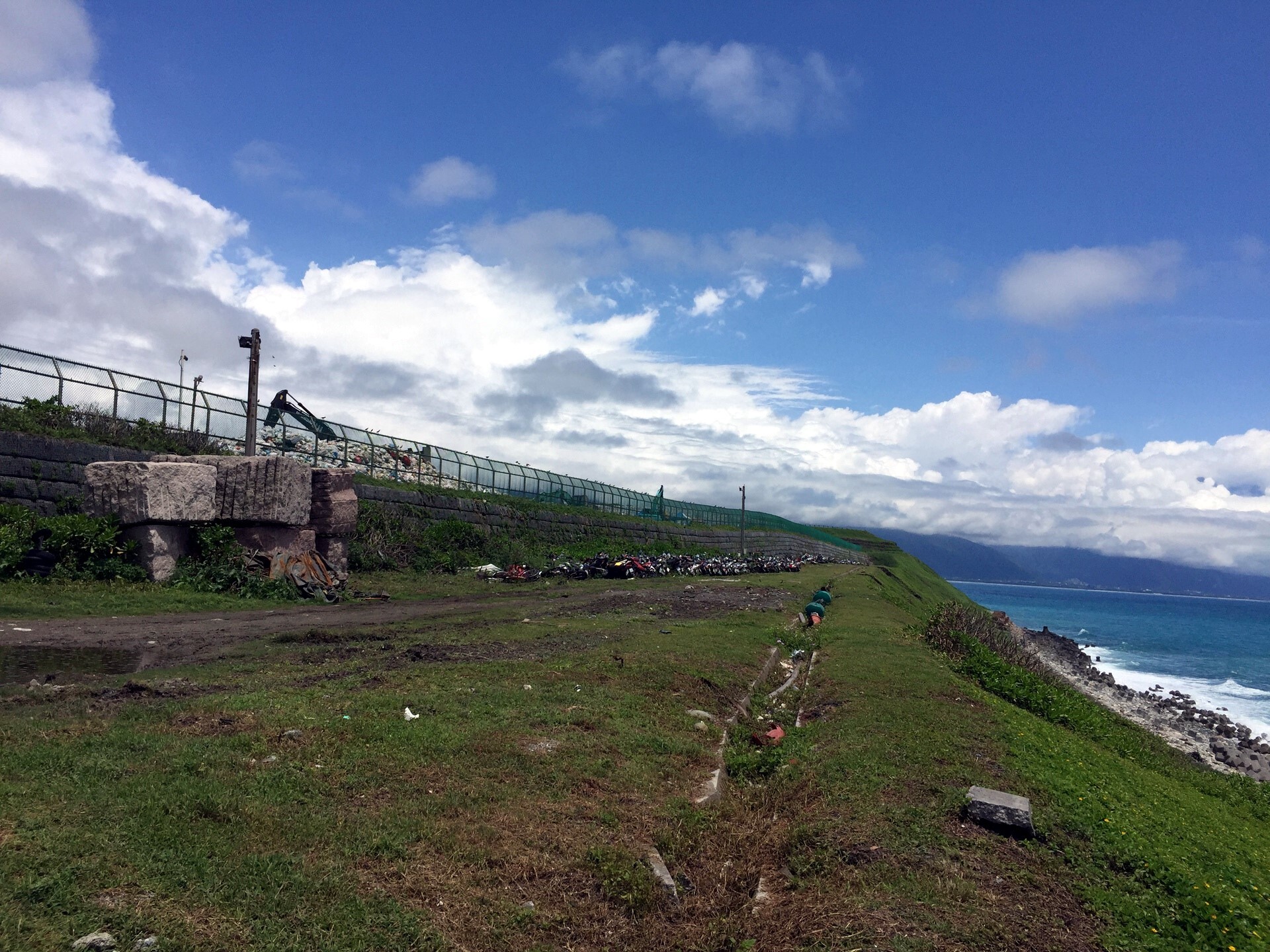 位於花蓮美麗海岸邊的垃圾掩埋場垃圾堆積如山