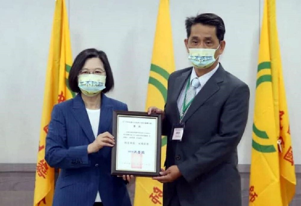 蔡英文總統頒發「土木工程教育傑出貢獻獎」予東華大學徐輝明副校長