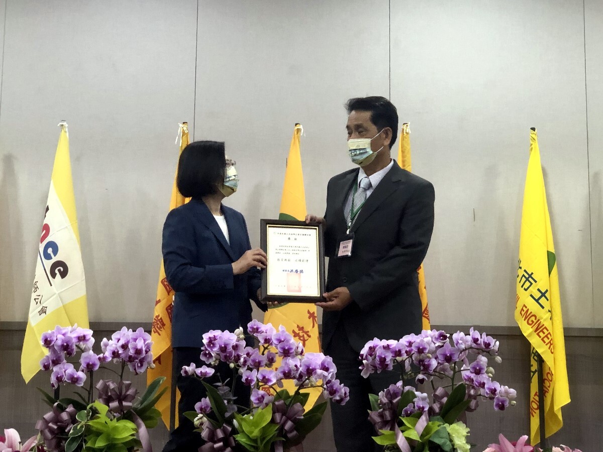蔡英文總統頒發「土木工程教育傑出貢獻獎」予東華大學徐輝明副校長