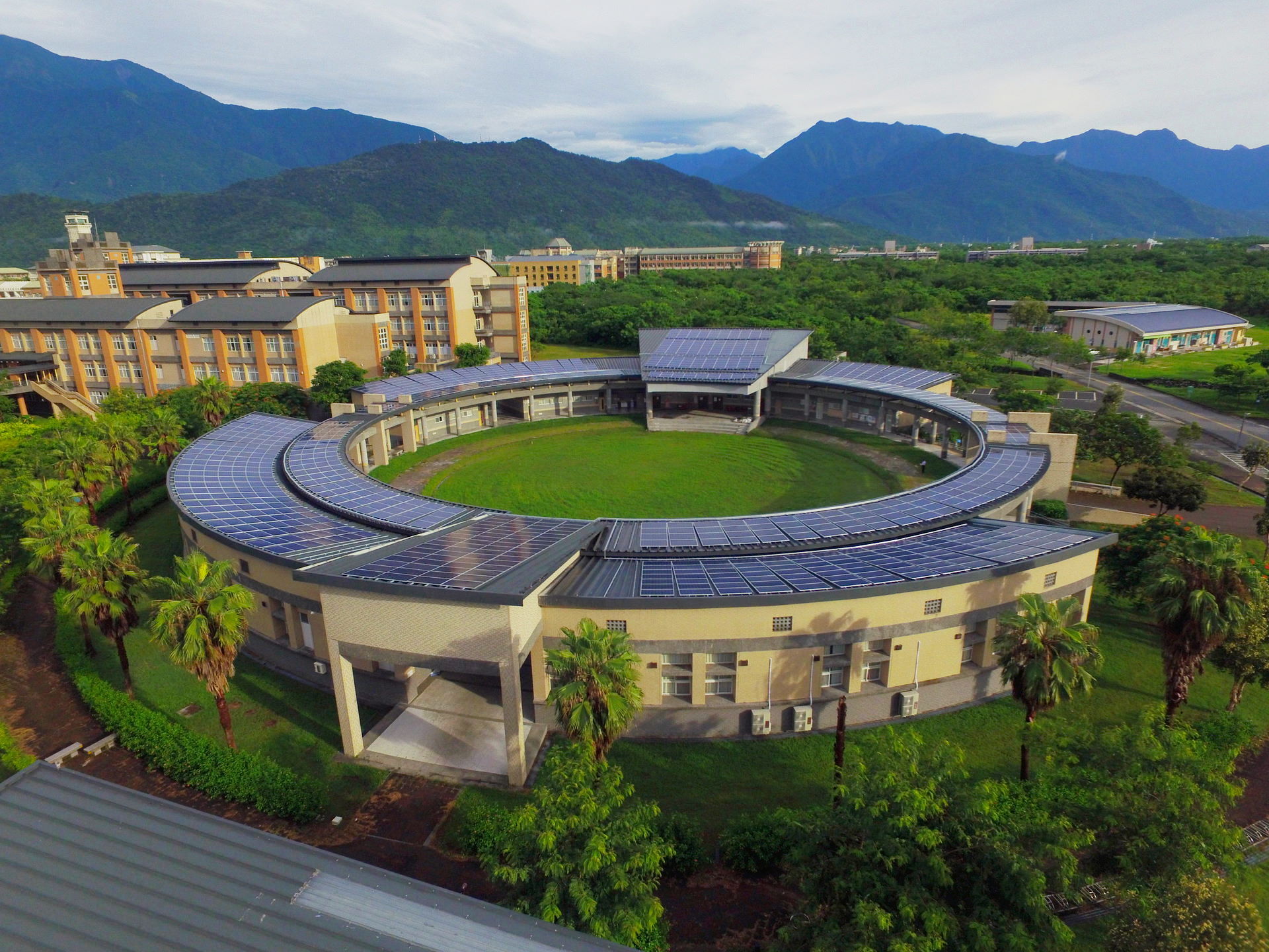 東華大學迄今所設置之太陽光電裝置容量已超過3.4 MW(百萬瓦),占學校發電量14%。(原住民民族學院圓形教室之太陽光電裝置)