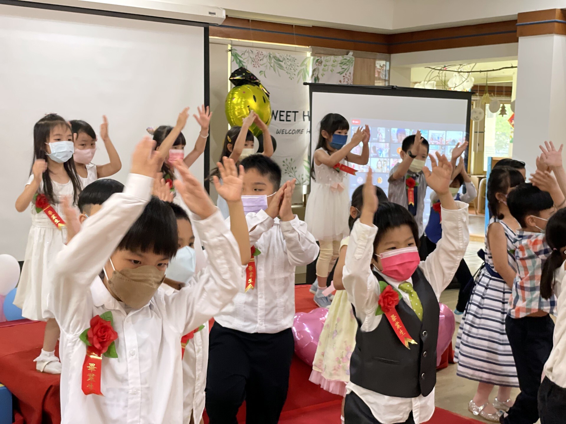 全體畢業生獻上唱跳律動「因為有你」,表達朋友之間的感情。