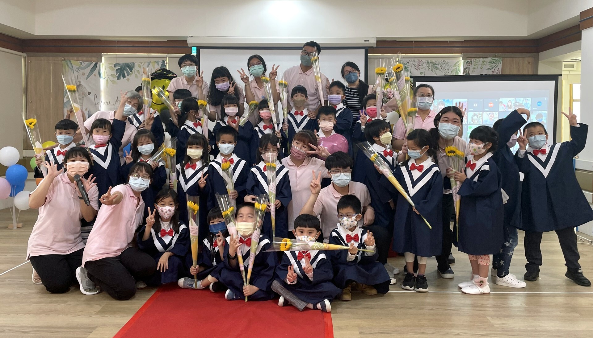東華大學幼兒園畢業生與師長合照