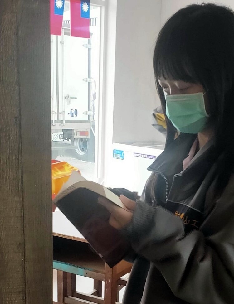邱宥蓁同學在校外教學空餘時間看課外書
