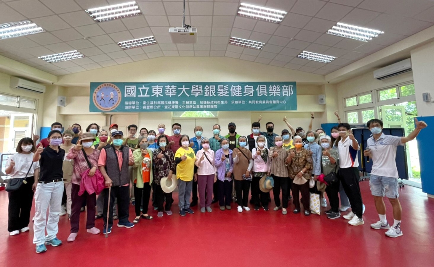 東華大學師生與文健站長者全體大合照。