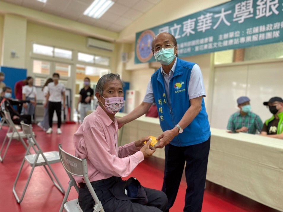 壽豐鄉劉耀宗鄉長致贈禮物給予長者。