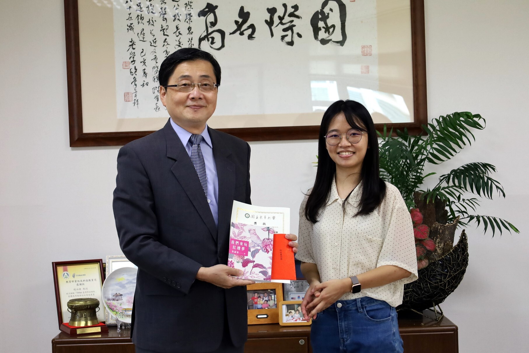 趙校長與何佳蓁同學合影