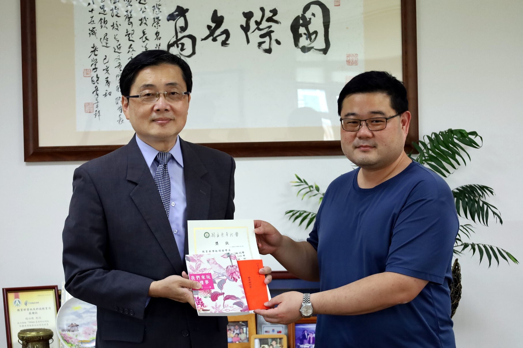 趙校長與楊淳翔同學合影