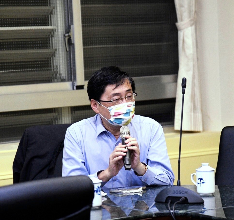 趙涵㨗校長跟徐榛蔚縣長說明東華大學對共教會將改名洄瀾學院來深耕在地的期待