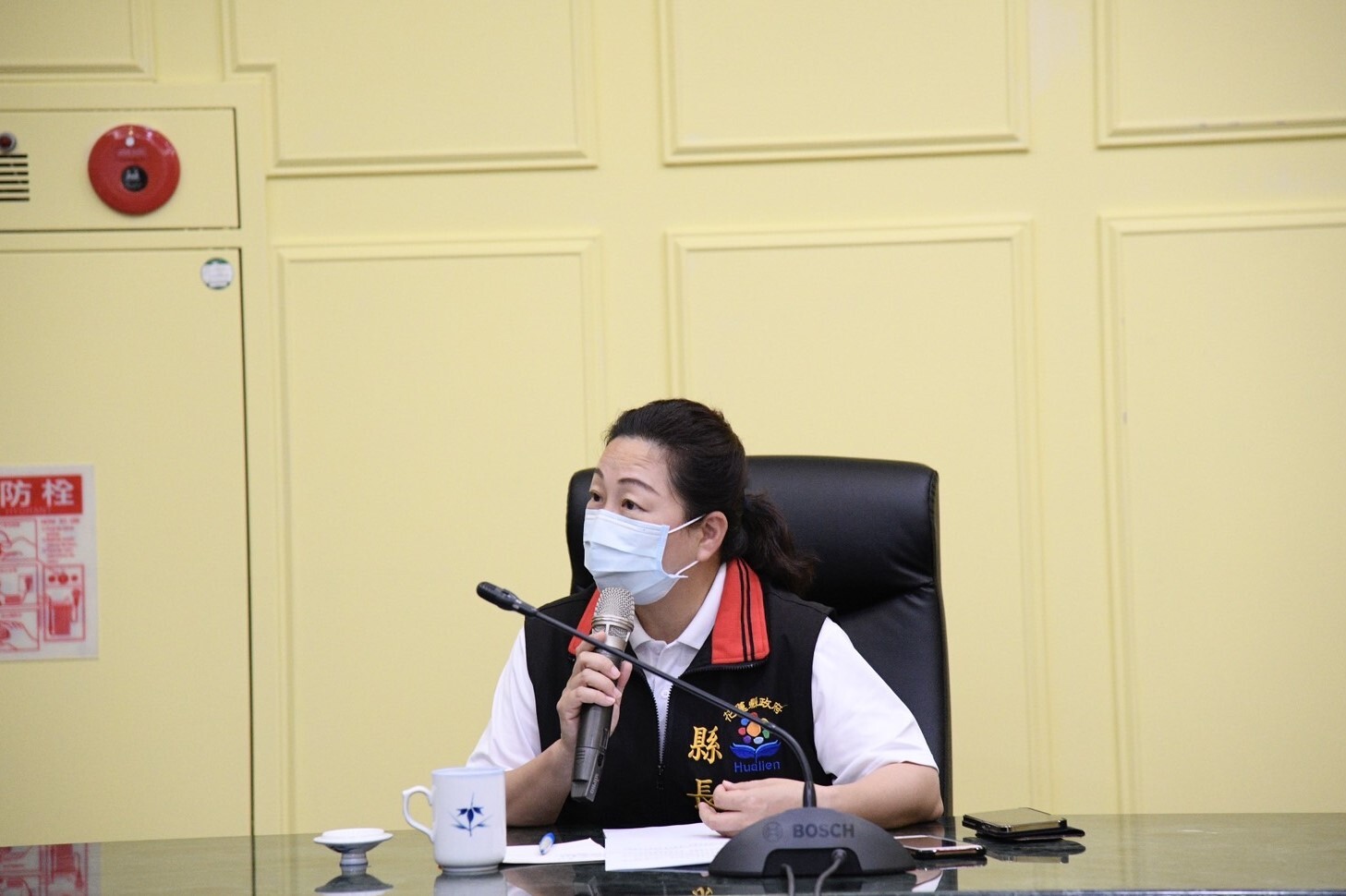 徐榛蔚縣長責成縣府同仁將縱谷跨域書院鮭魚組同學的家境資料做出彙整