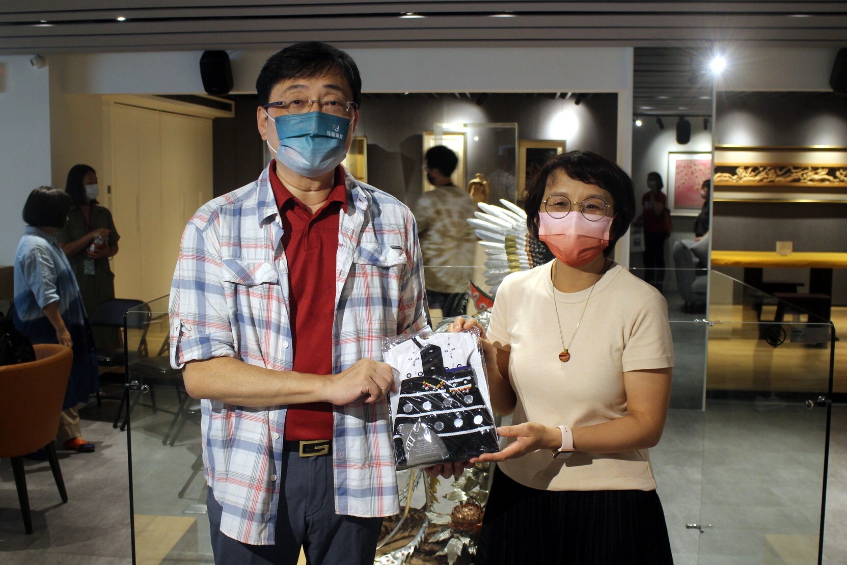 東華大學趙涵㨗校長與「全聯善美的文化藝術基金會」羅欣怡執行長交換特色禮物。