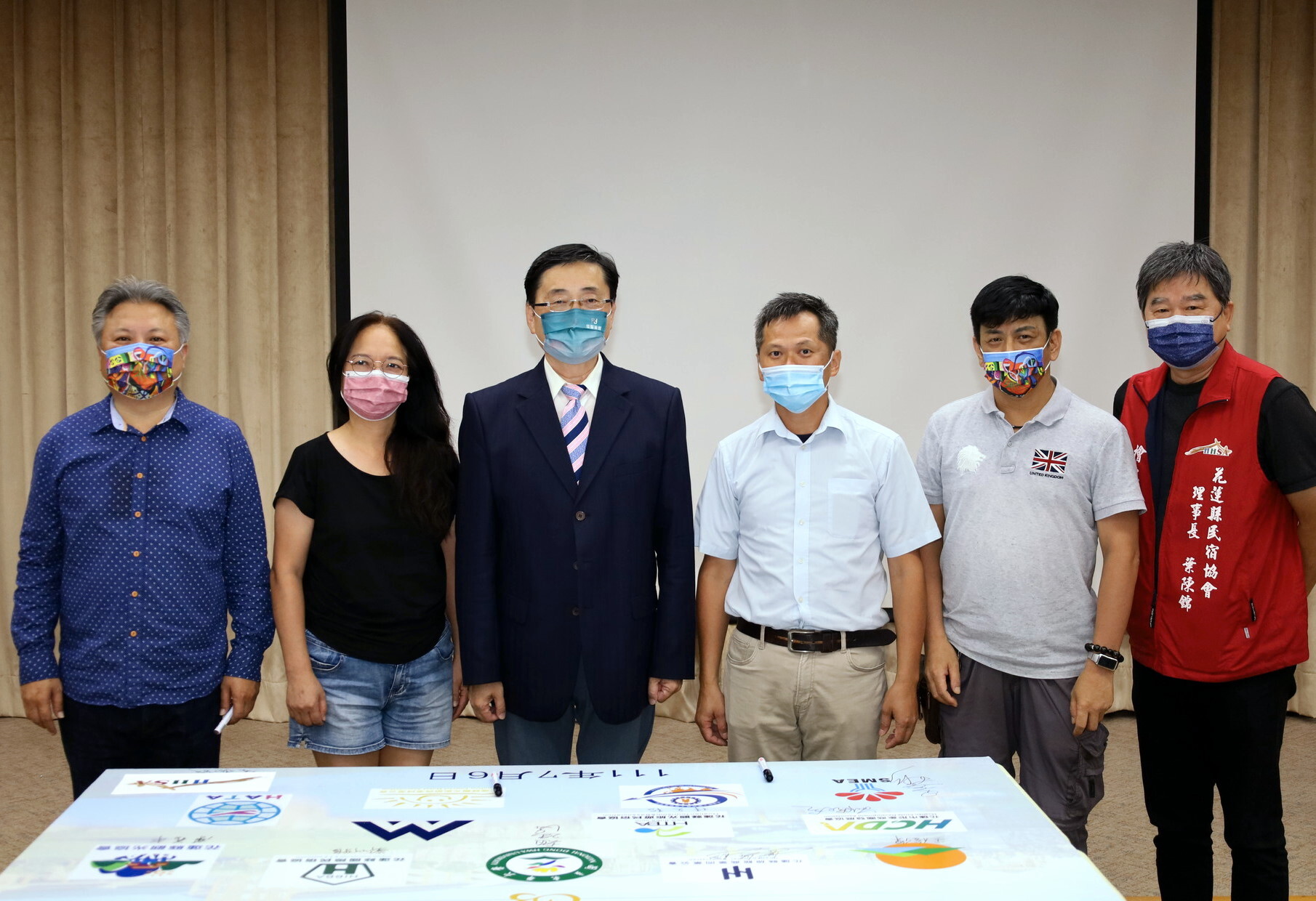 趙涵㨗校長與簽約單位貴賓合照