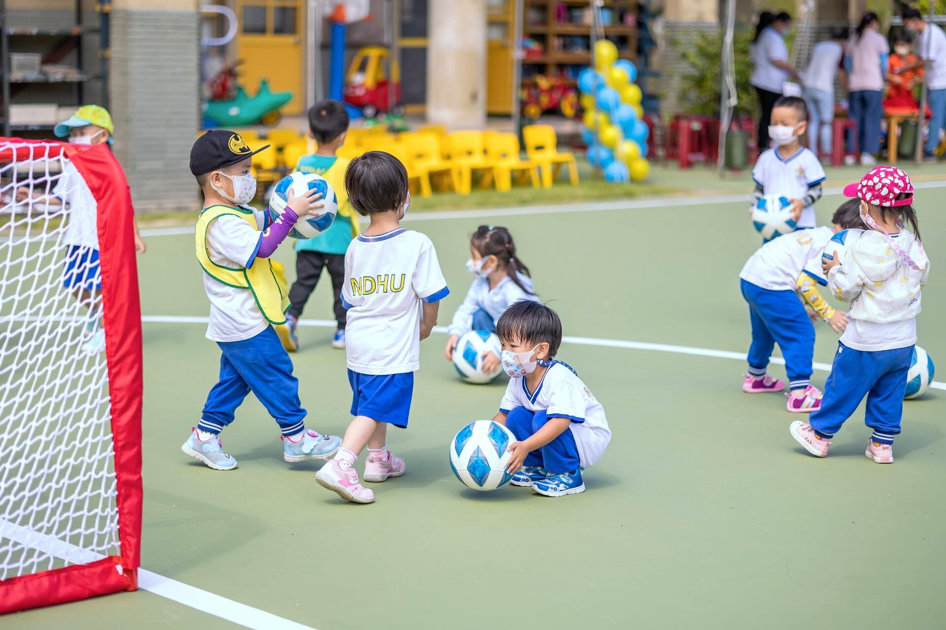 東華實幼小朋友開心的於足球場遊戲