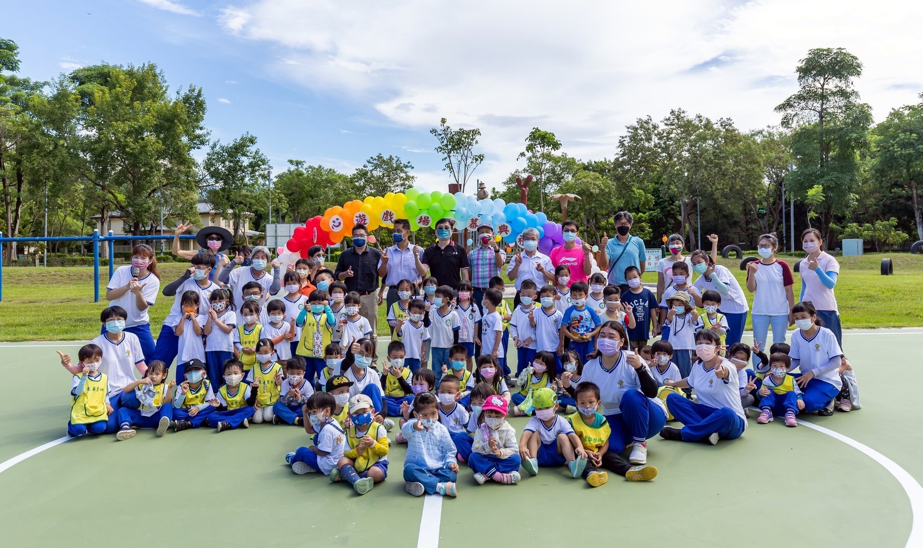 東華實幼開心遊戲場及足球場開幕典禮大合照。