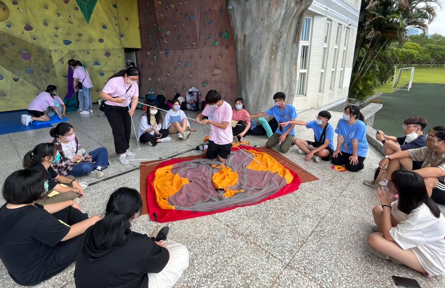 觀遊營學員於東華大學司令台及操場露營