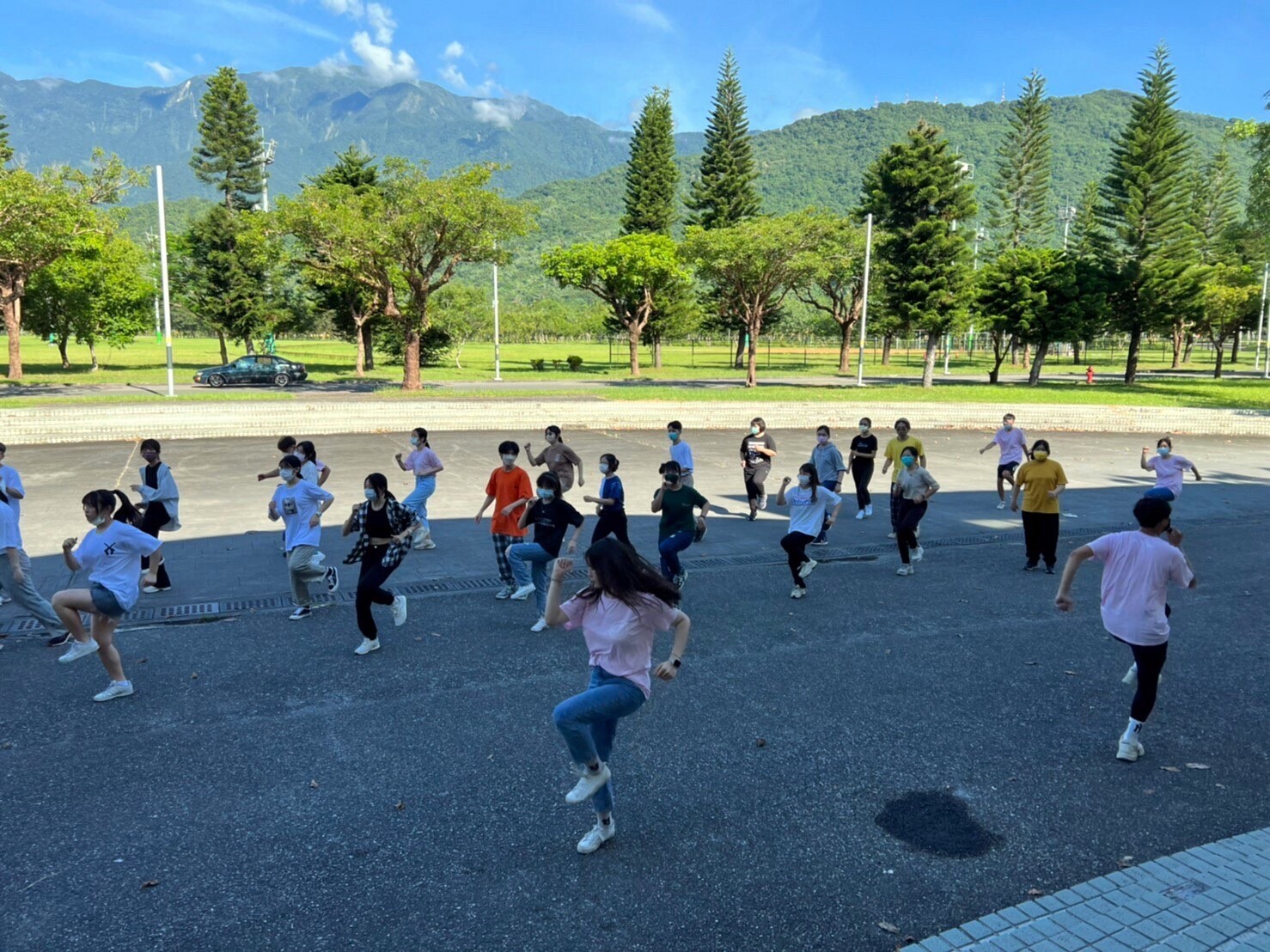 觀遊營學員與觀遊系隊輔一起作早操