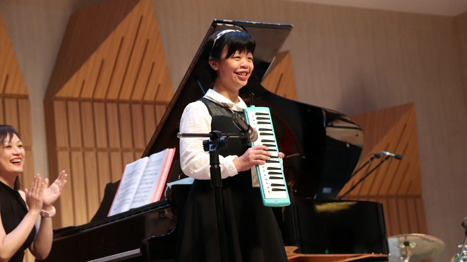 「好威音樂精靈的魔法學院」威力強大音樂會-學員進行口風琴演奏〈告白氣球〉