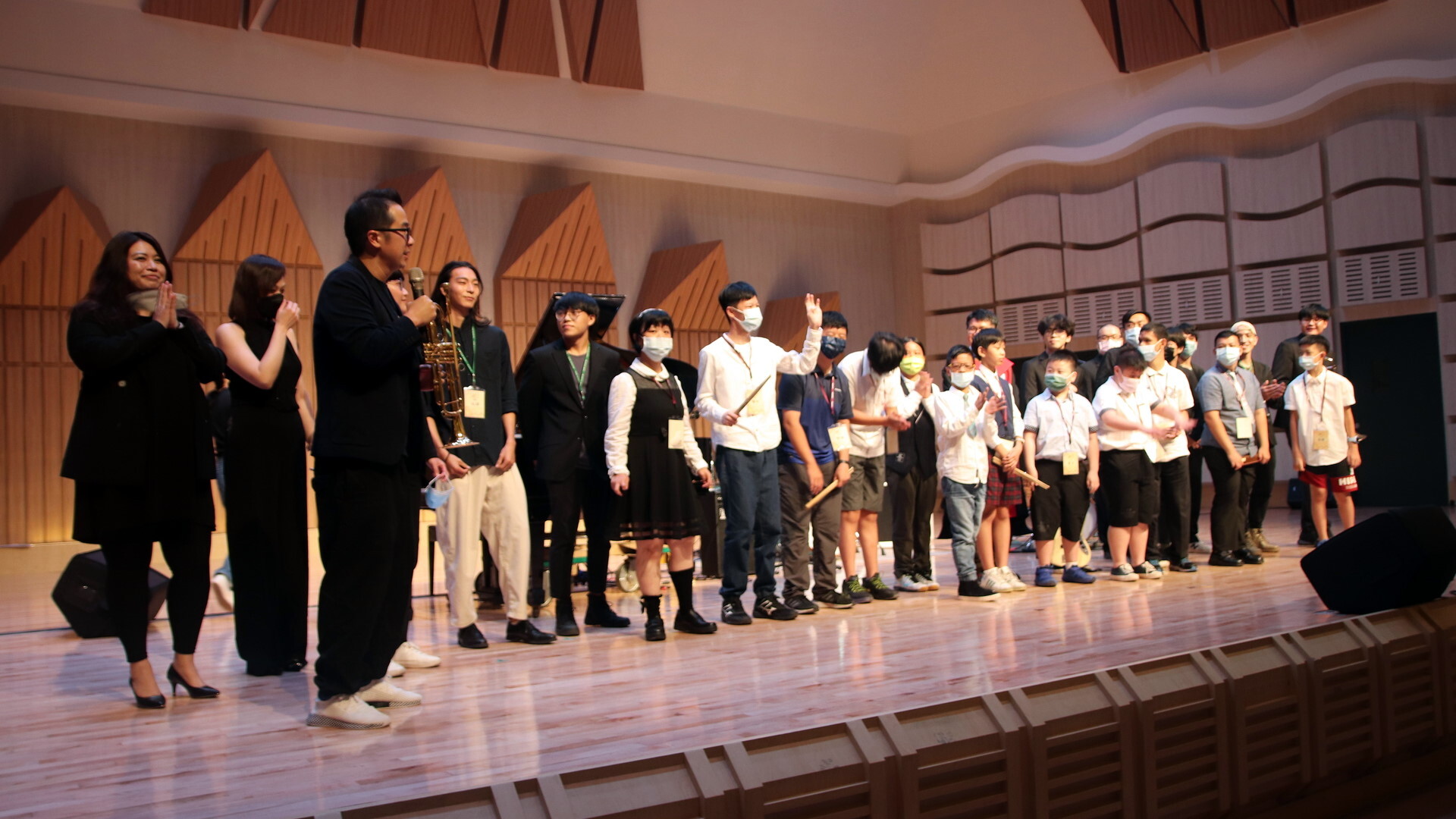 威力強大音樂會-音樂精靈與音樂系樂手進行謝幕