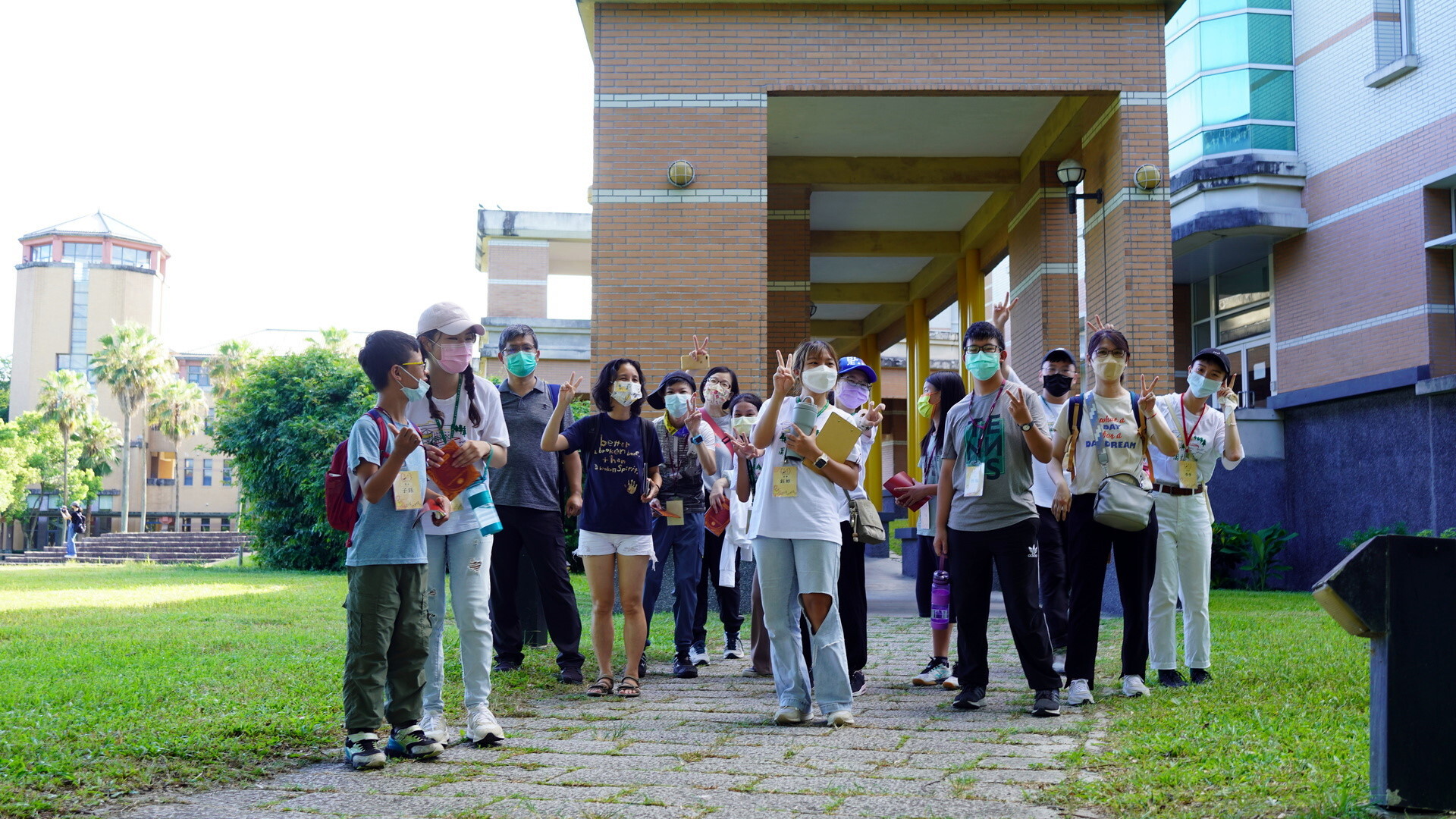 好威音樂精靈的魔法學院-大學生帶著好威寶寶校園漫步