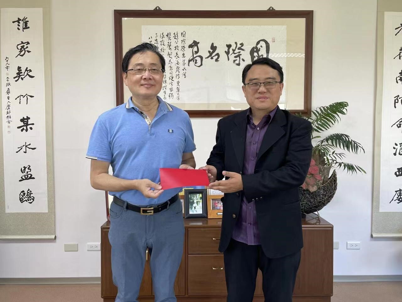 東華大學趙涵㨗校長捐贈10萬元給縱谷書院清寒學生獎助學金