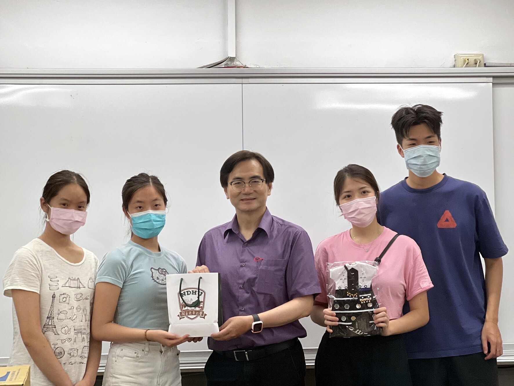 東華大學馬遠榮副校長與美國學生合影