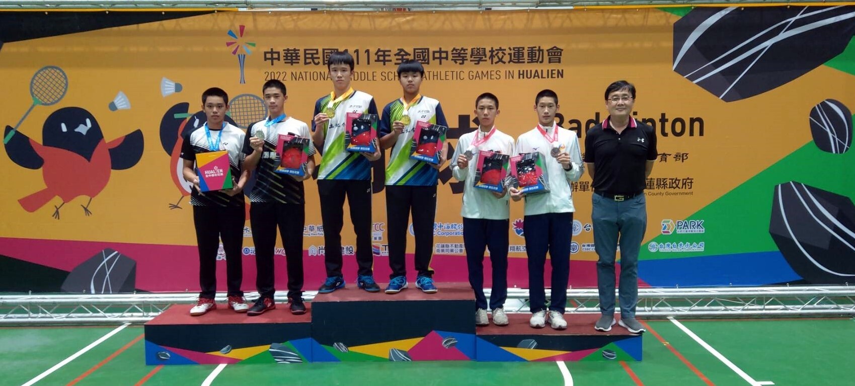 東華大學趙涵㨗校長擔任頒獎嘉賓,與得獎選手合照。