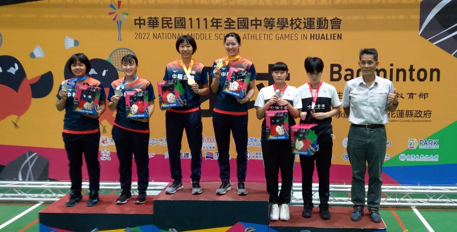 東華大學徐輝明副校長擔任頒獎嘉賓,與得獎選手合照。